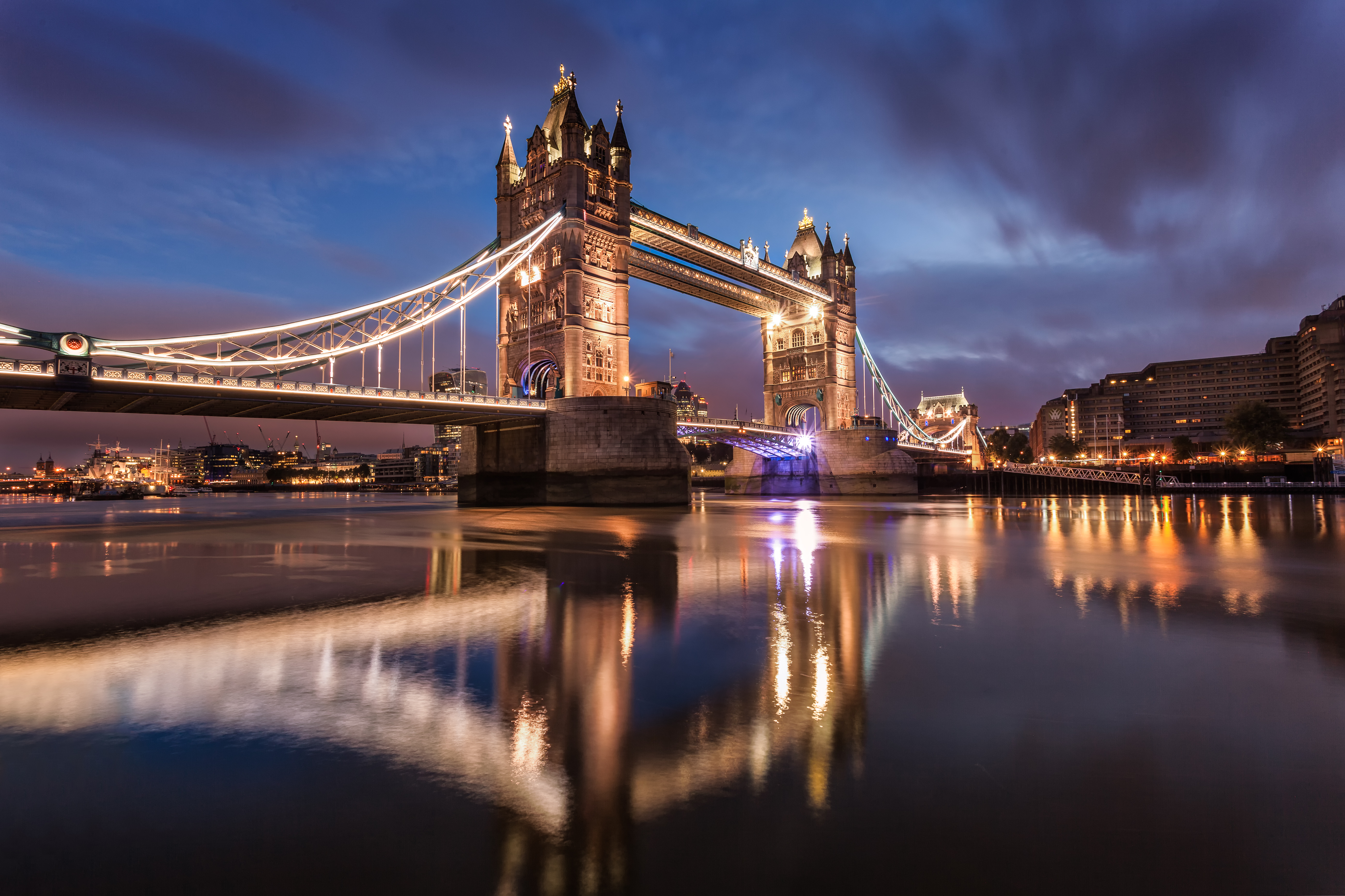 A timelapse of Tower Bridge at night