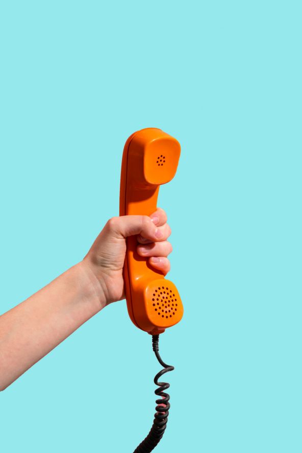 hand ho9lding a telephone