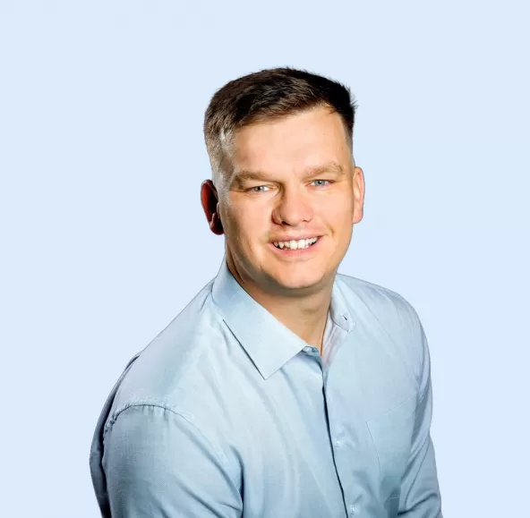 Tom Lilley Headshot with Blue Background