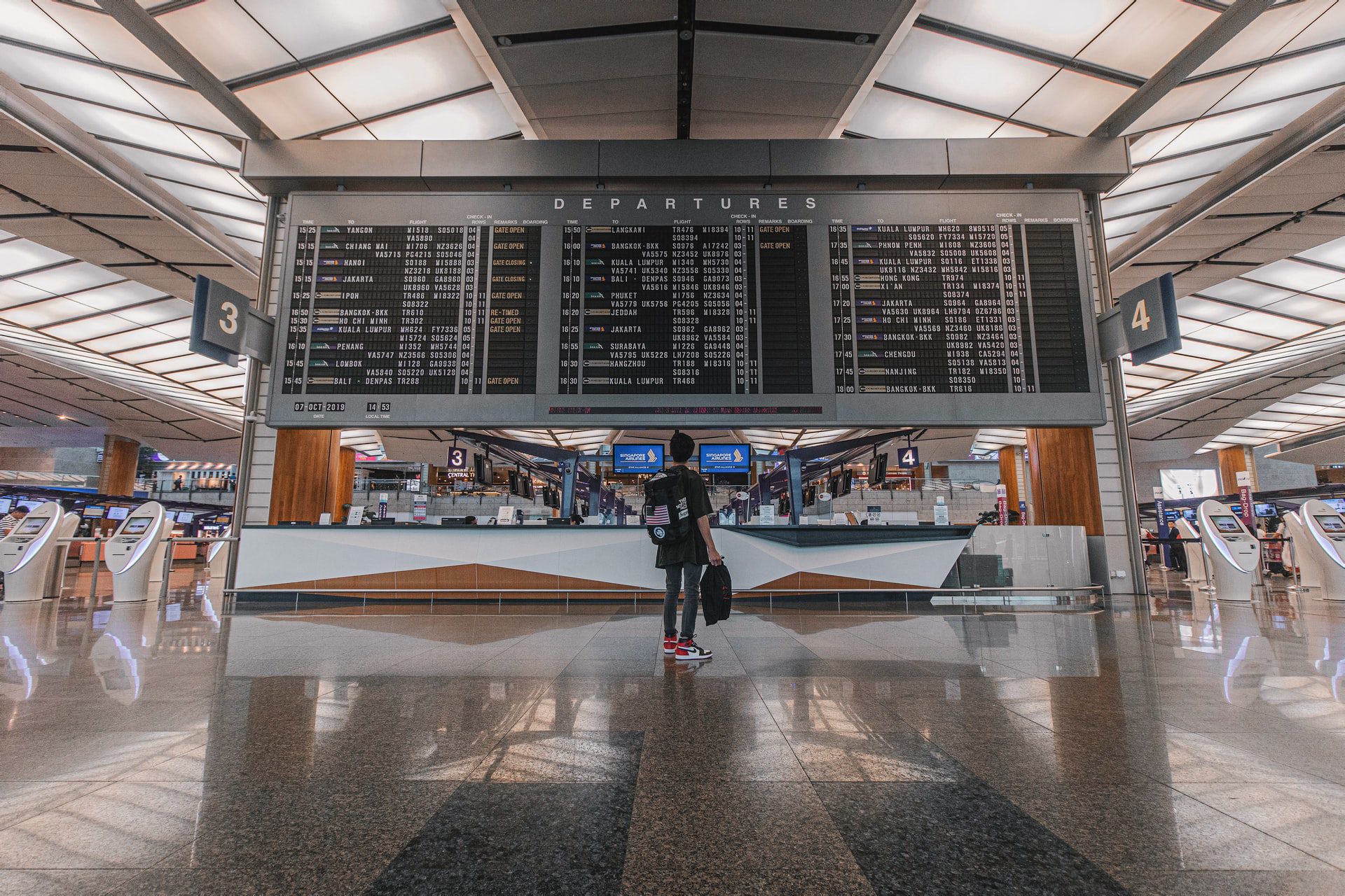 File:Singapore Changi Airport, Terminal 2, Departure Hall 6, Dec