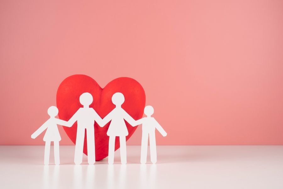 familia de papel con corazón