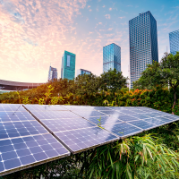 Paneles solares en medio de un parque en una ciudad moderna