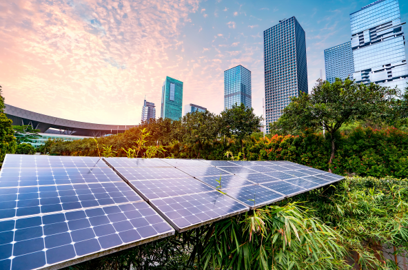 Paneles solares en medio de un parque en una ciudad moderna