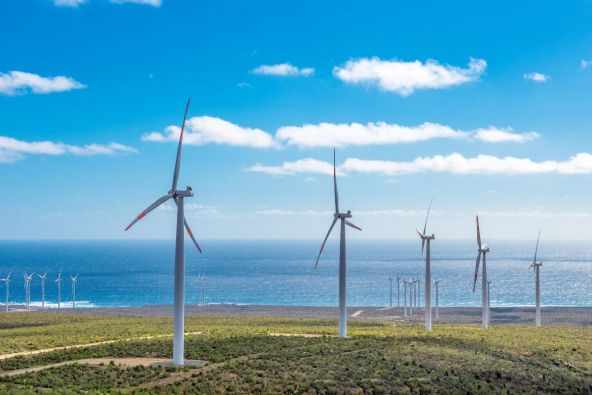 Molinos de viento cerca del mar en Chile