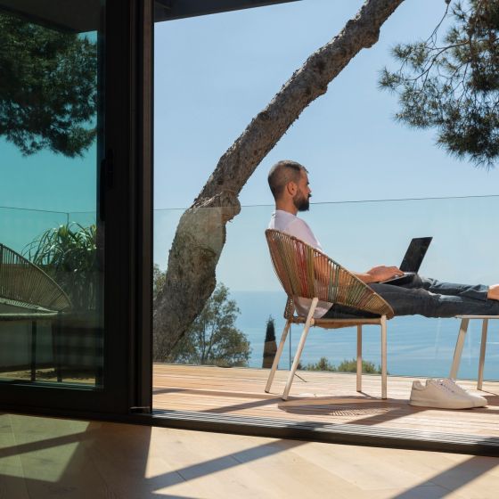 Hombre a distancia trabajando junto al mar