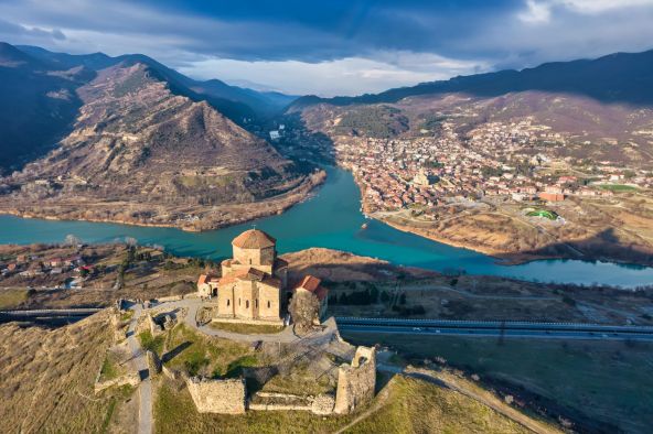 mauve-group-georgia-tbilisi-famosa-aerial-jvari-monasterio-vista-ciudad-mtskheta.jpg