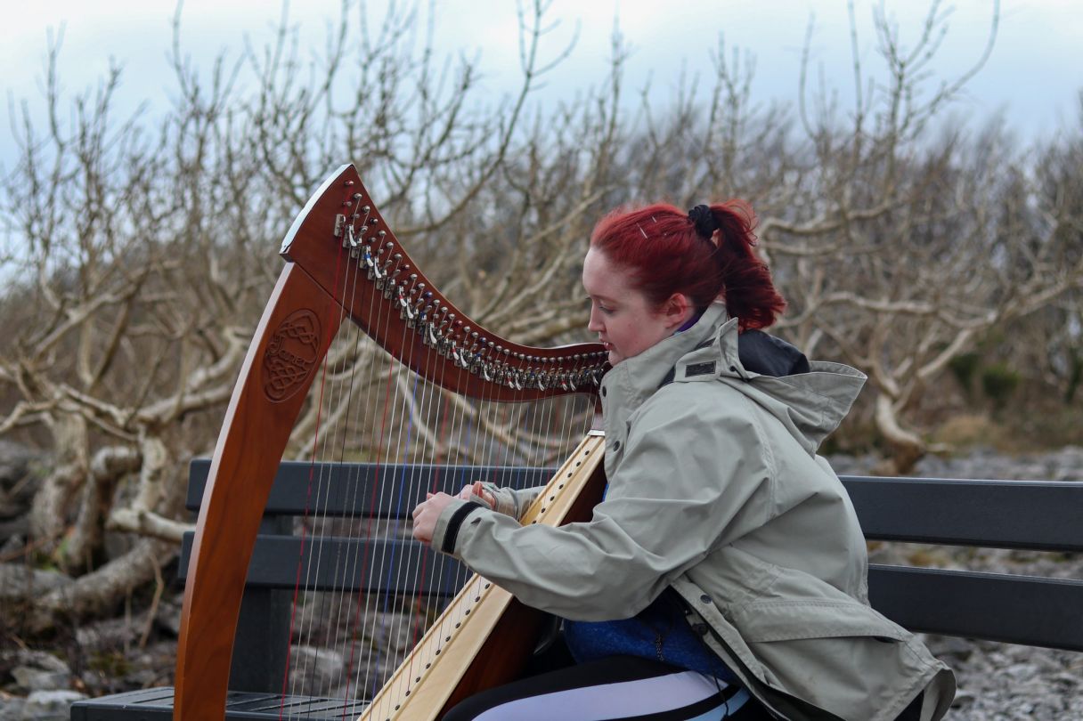 Siobhan Brady tocando el arpa