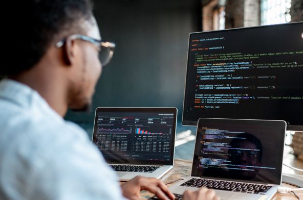 Joven programador negro escribiendo código