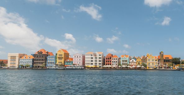 mauve-group-curacao-handelskade-willemstad-coloridos-edificios.jpg