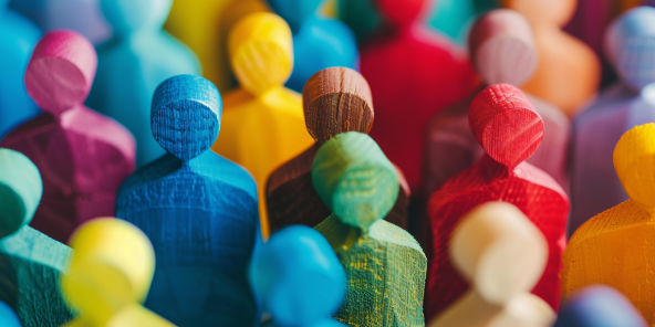 coloridas figuritas de madera alineadas en una multitud