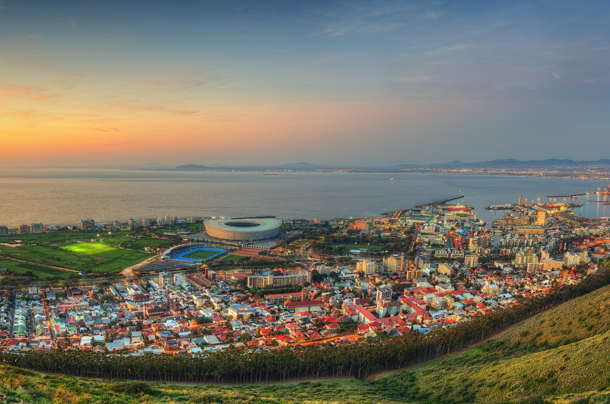 Una vista aérea de Ciudad del Cabo al atardecer en Sudáfrica 