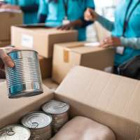 trabajadores de ong empaquetando cajas de ayuda