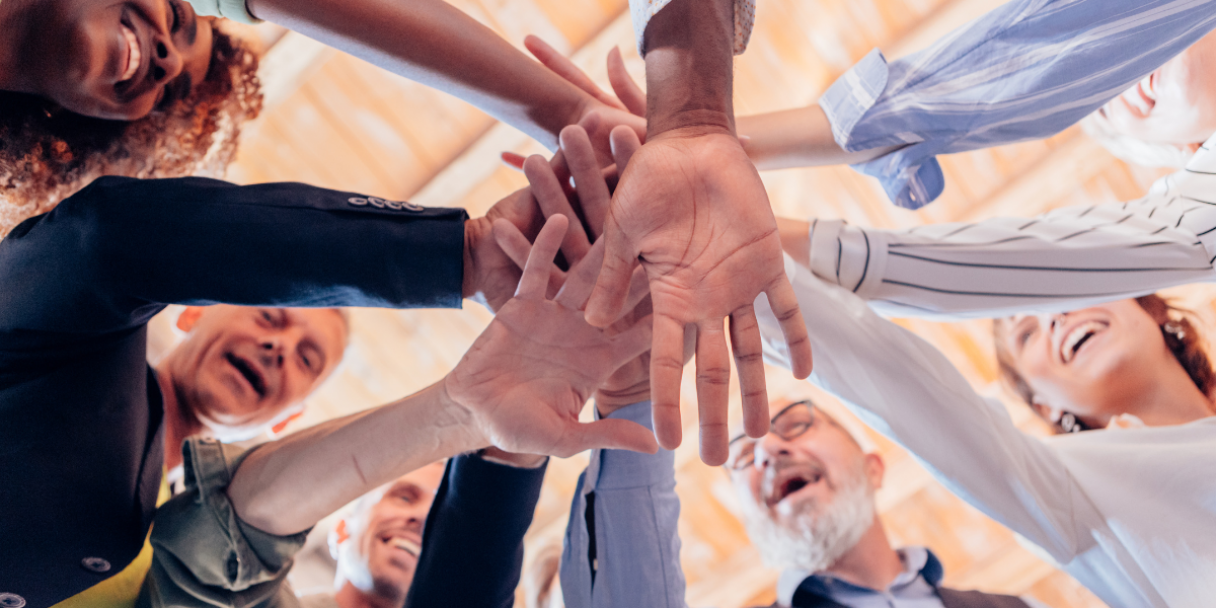 equipo en un group huddle