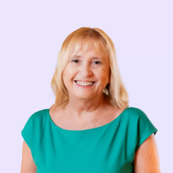 Ann Ellis Headshot con Mauve Background