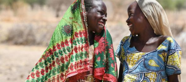 mauve-group-chad-dos-mujeres-sonriendo.jpg