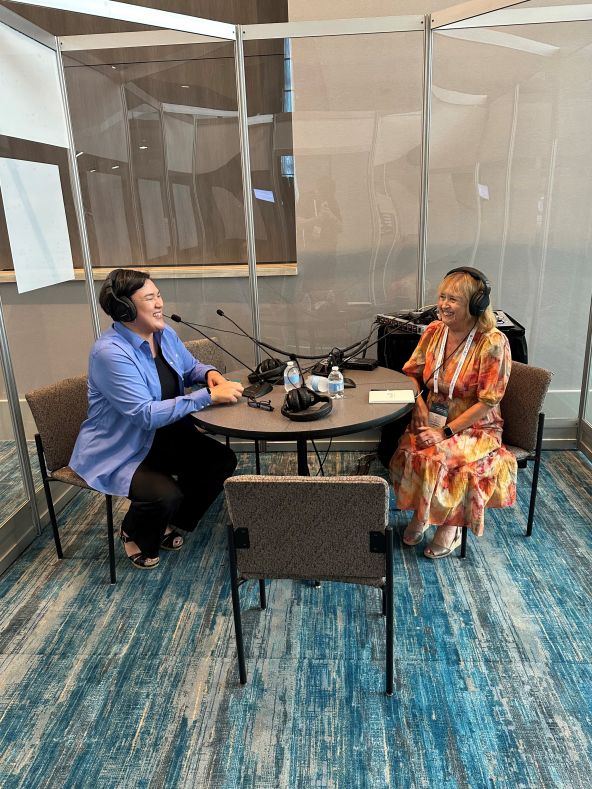 Ann y Liz grabando el podcast Nacubo en la cabina