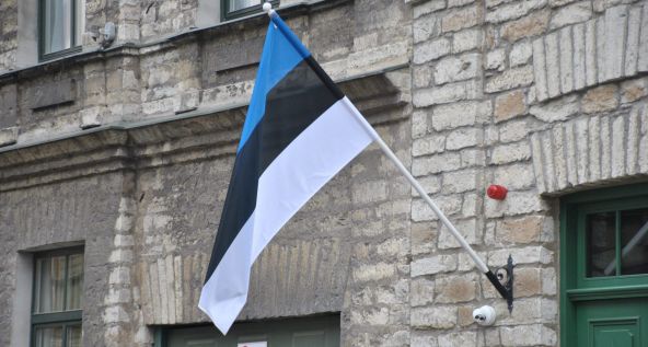 Bandera de Estonia en un edificio