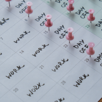 Un calendario con chinchetas rosas