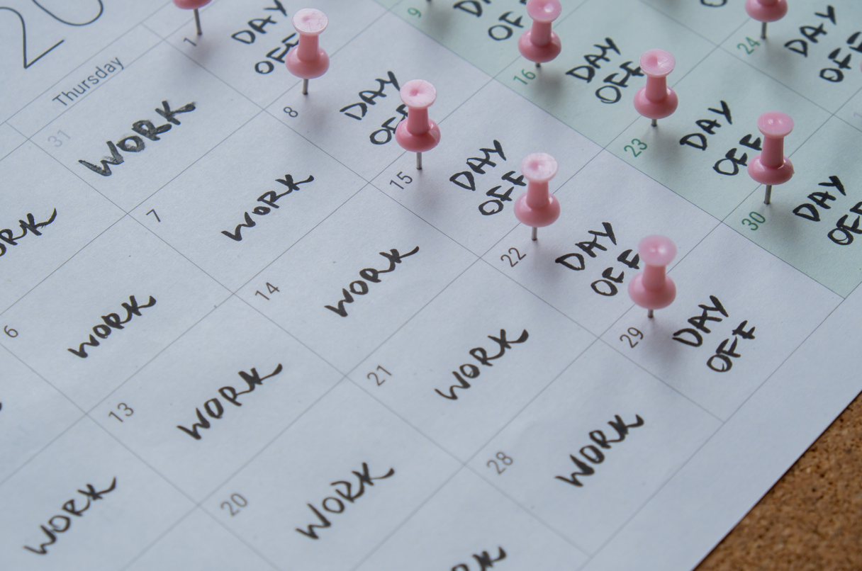 Un calendario con chinchetas rosas