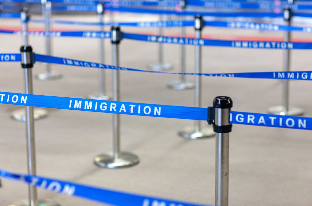 Primer plano de la cola de inmigración de un aeropuerto