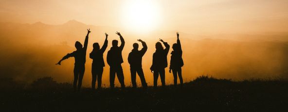 Group de Personas en Silueta Panorámica - Foto de Chang Duong en Unsplash