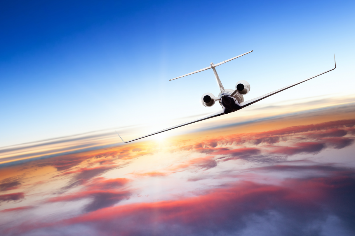 Un avión sobrevolando las nubes al atardecer